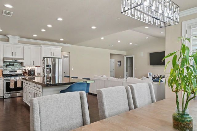 423 La Contenta Way, Valley Springs, CA 95252