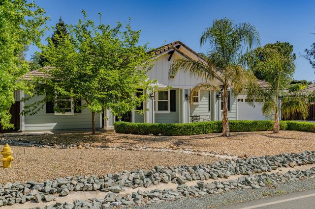 423 La Contenta Way, Valley Springs, CA 95252