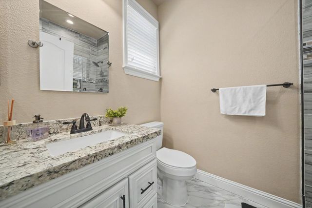 423 La Contenta Way, Valley Springs, CA 95252