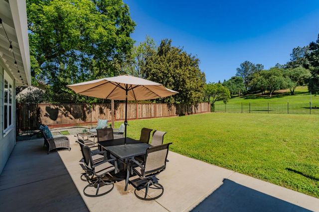 423 La Contenta Way, Valley Springs, CA 95252
