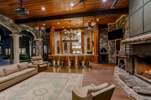 19566 Perkins Road East, Baton Rouge, LA 70810