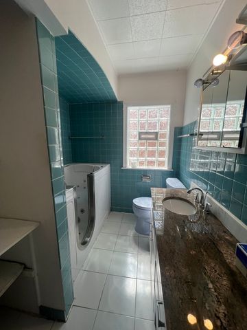 8901 S East End Avenue, Chicago, IL 60617