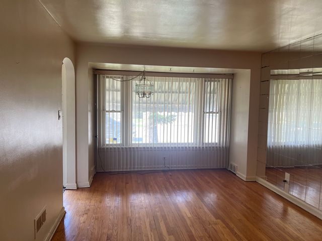 8901 S East End Avenue, Chicago, IL 60617