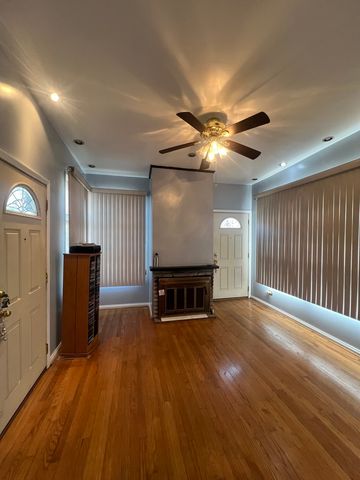 8901 S East End Avenue, Chicago, IL 60617