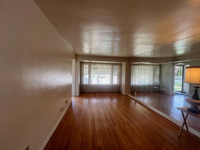 8901 S East End Avenue, Chicago, IL 60617