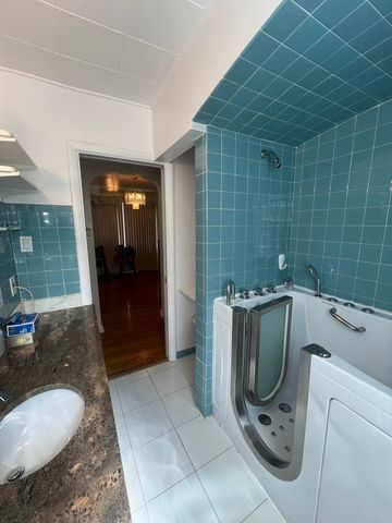 8901 S East End Avenue, Chicago, IL 60617