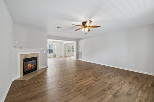 121 Cavalier Dr, Hendersonville, TN 37075