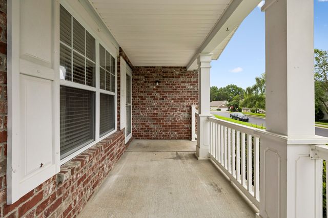 121 Cavalier Dr, Hendersonville, TN 37075