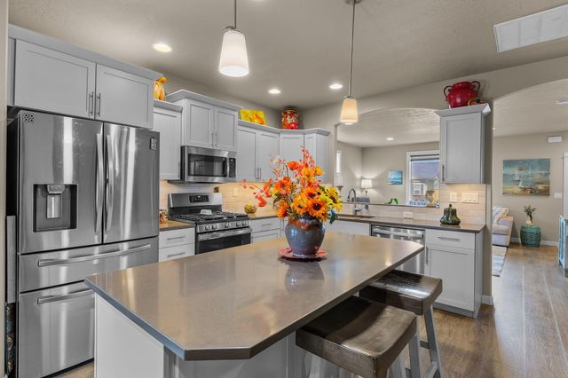 3754 SW Metolius Avenue, Redmond, OR 97756