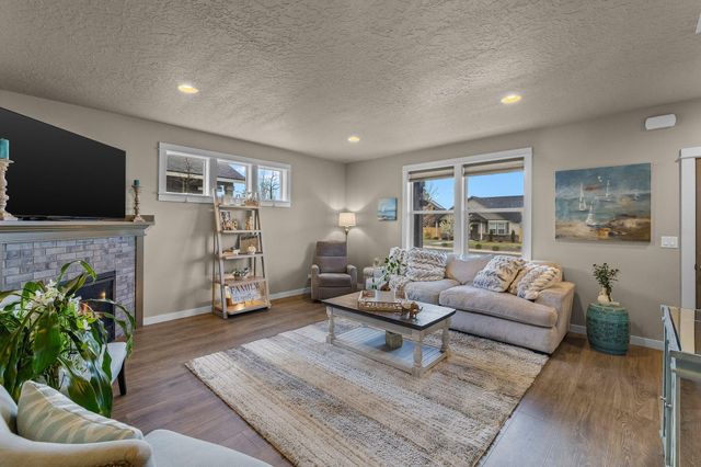 3754 SW Metolius Avenue, Redmond, OR 97756