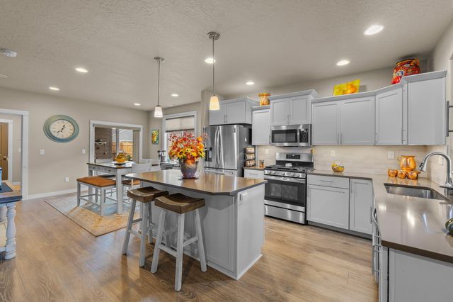 3754 SW Metolius Avenue, Redmond, OR 97756