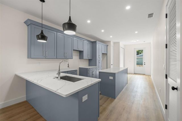 1513 E KNOLLWOOD STREET, Tampa, FL 33610