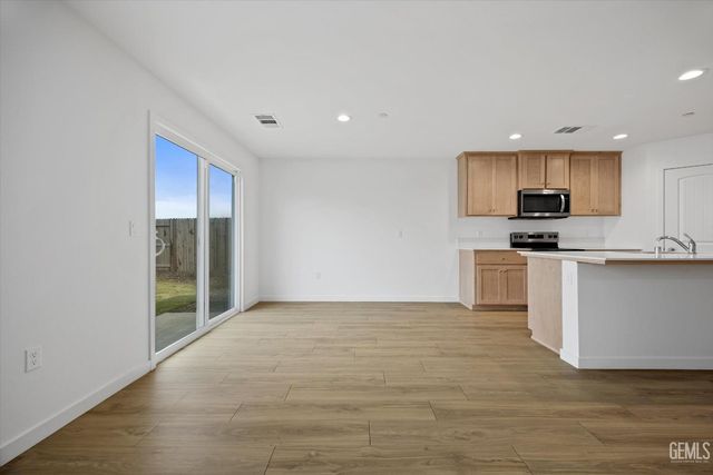 820 Beaconsfield Court, Bakersfield, CA 93307