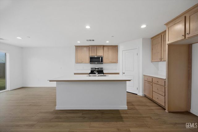 820 Beaconsfield Court, Bakersfield, CA 93307