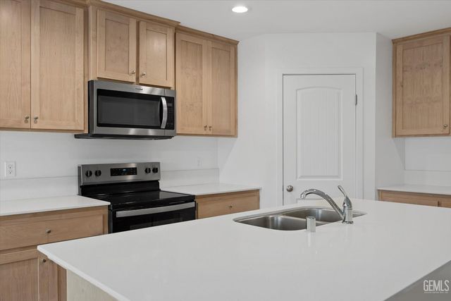 820 Beaconsfield Court, Bakersfield, CA 93307