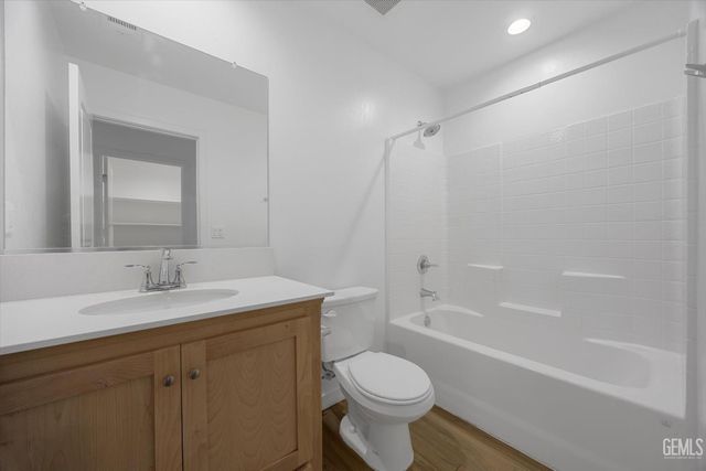 820 Beaconsfield Court, Bakersfield, CA 93307