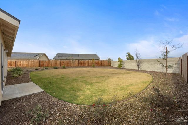 820 Beaconsfield Court, Bakersfield, CA 93307