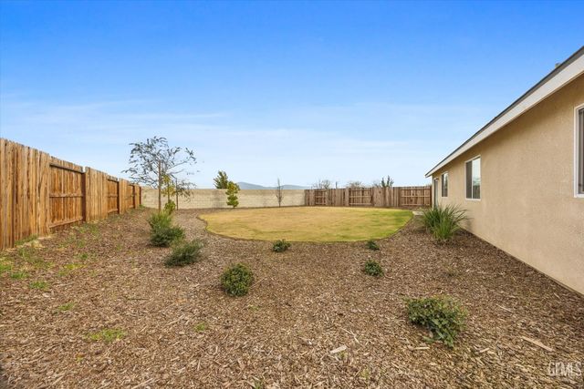 820 Beaconsfield Court, Bakersfield, CA 93307