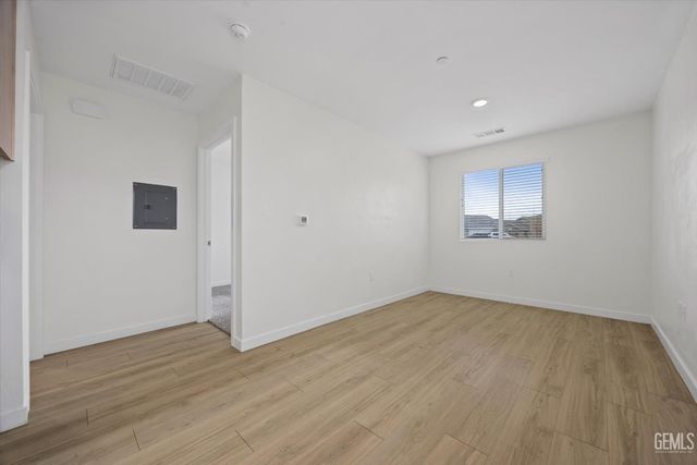 820 Beaconsfield Court, Bakersfield, CA 93307