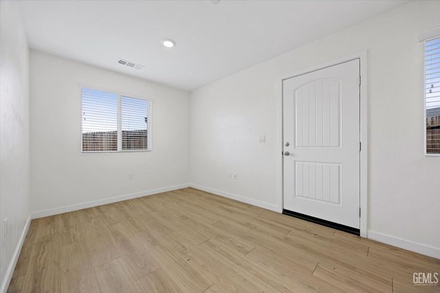 820 Beaconsfield Court, Bakersfield, CA 93307