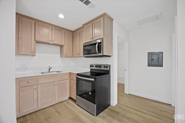 820 Beaconsfield Court, Bakersfield, CA 93307