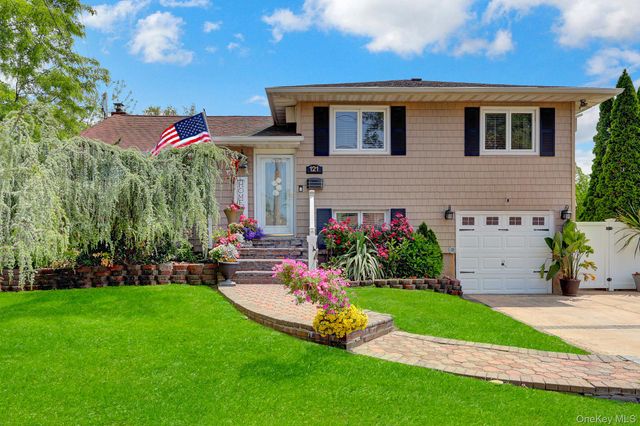 121 W 15th Street, Deer Park, NY 11729