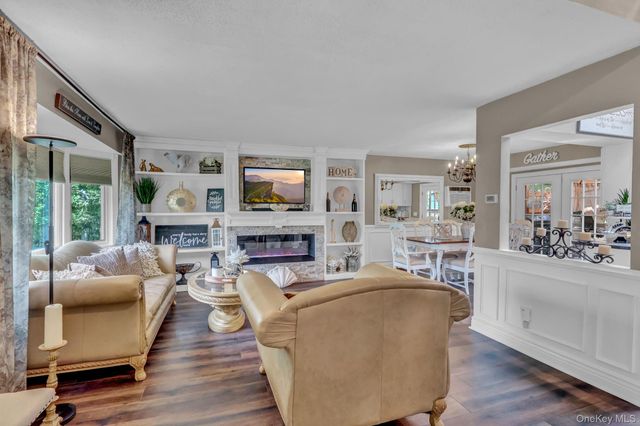 121 W 15th Street, Deer Park, NY 11729