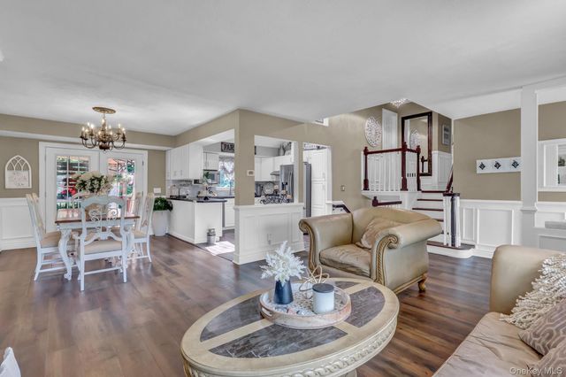 121 W 15th Street, Deer Park, NY 11729