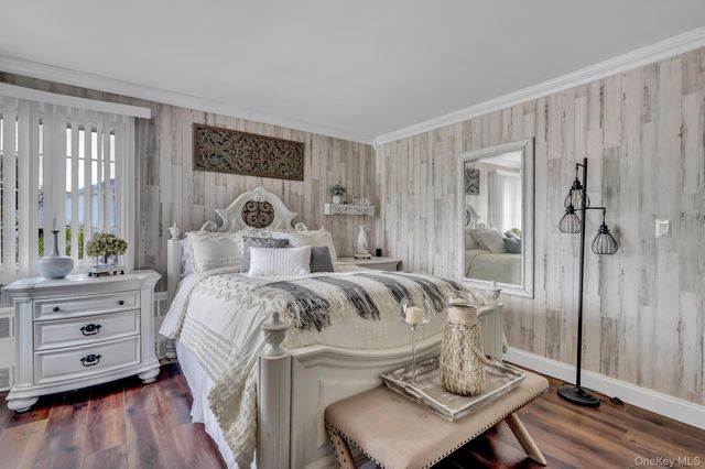 121 W 15th Street, Deer Park, NY 11729