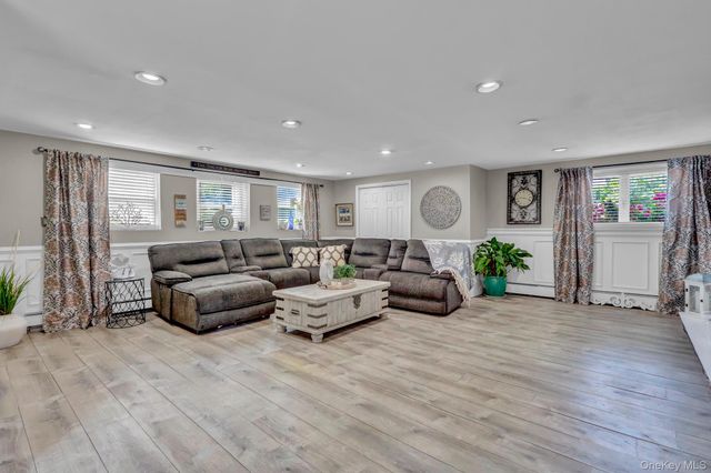 121 W 15th Street, Deer Park, NY 11729