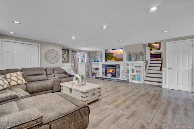121 W 15th Street, Deer Park, NY 11729