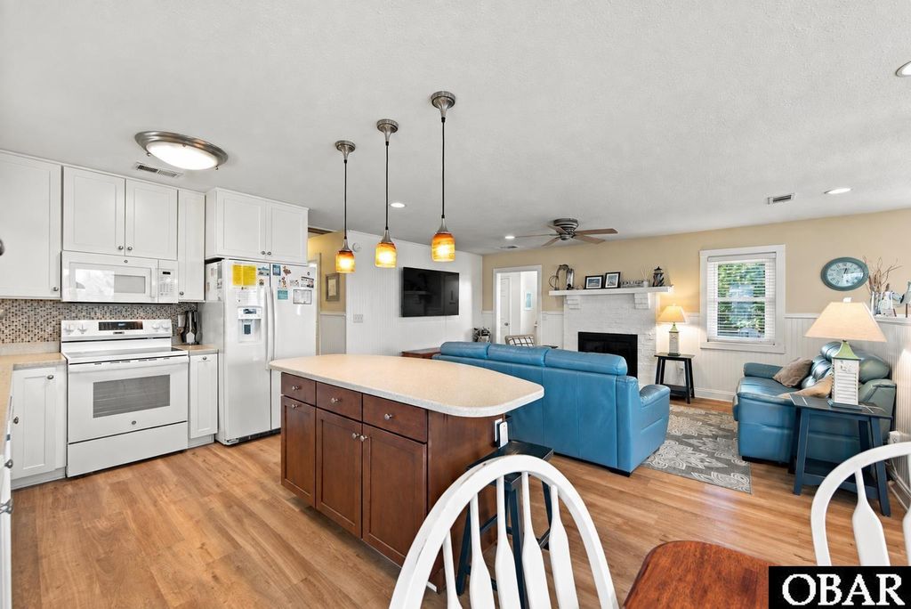 Image 6 of property listing at 111 Sprigtail Drive, Duck, NC 27949