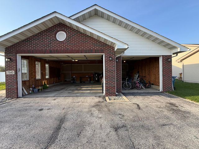 7540 W 92nd Avenue, Crown Point, IN 46307