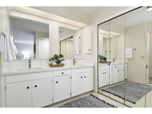 2 ESSEX Ct, Lake Oswego, OR 97034