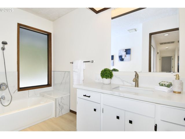 2 ESSEX Ct, Lake Oswego, OR 97034