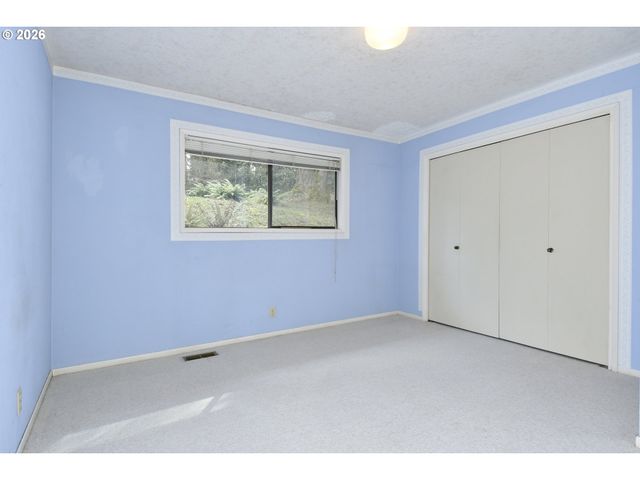 2 ESSEX Ct, Lake Oswego, OR 97034