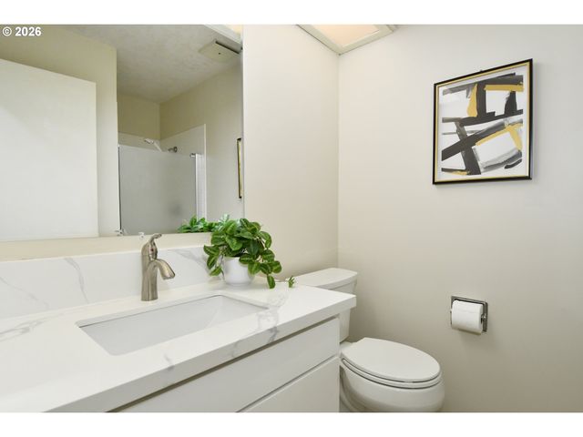 2 ESSEX Ct, Lake Oswego, OR 97034