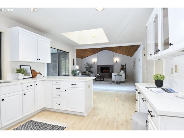 2 ESSEX Ct, Lake Oswego, OR 97034