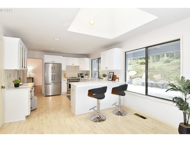 2 ESSEX Ct, Lake Oswego, OR 97034