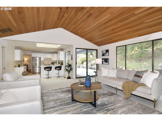 2 ESSEX Ct, Lake Oswego, OR 97034