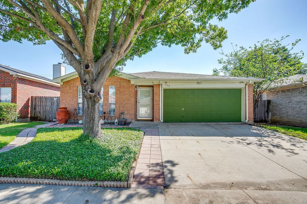 704 Charles City Drive, Arlington, TX 76018 — exterior