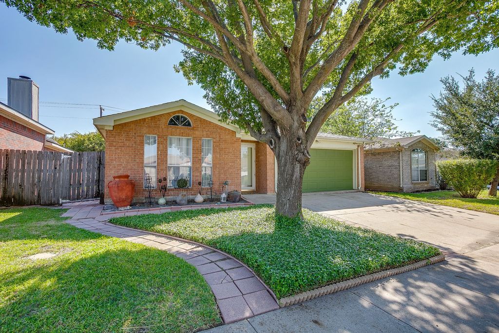 704 Charles City Drive, Arlington, TX 76018 — photo 2