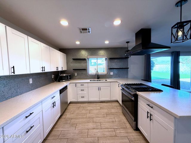 2114 W San Juan Avenue, Phoenix, AZ 85015