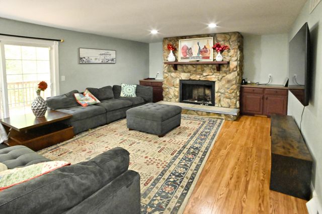 423 Shorewood Court, Valparaiso, IN 46385