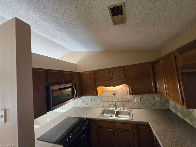 15 Collwood Court, Greensboro, NC 27409
