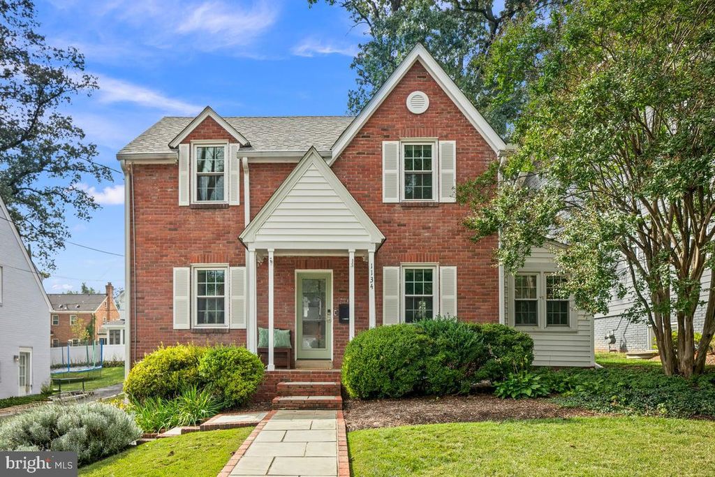 1134 N HARRISON ST, Arlington, VA 22205