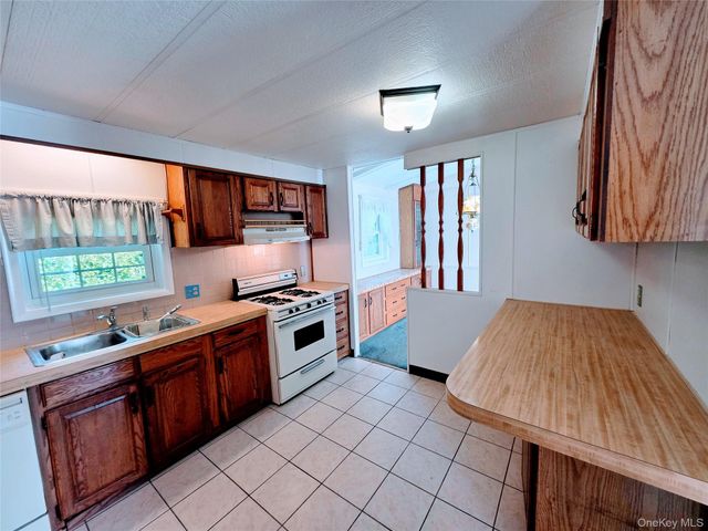 35 Perry Road, Hyde Park, NY 12538