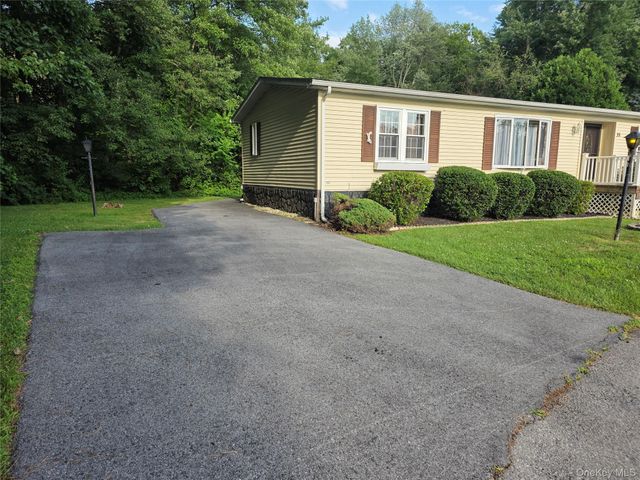 35 Perry Road, Hyde Park, NY 12538
