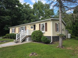35 Perry Road, Hyde Park, NY 12538