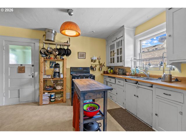 3815 Se 64TH Ave, Portland, OR 97206